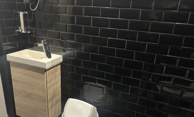 Rénovation complète de toilettes dans un bar à Arras